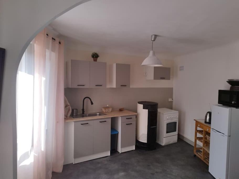 Jolie Maison De Bourg Tout Equipee 10Km D'Ambert Saint-Amant-Roche-Savine Buitenkant foto