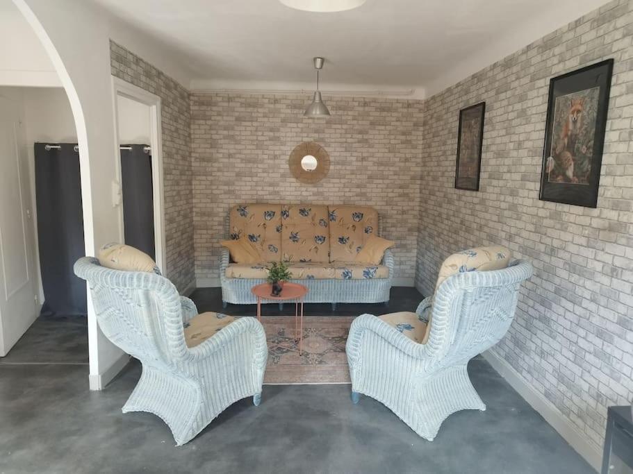 Jolie Maison De Bourg Tout Equipee 10Km D'Ambert Saint-Amant-Roche-Savine Buitenkant foto