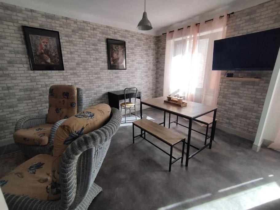 Jolie Maison De Bourg Tout Equipee 10Km D'Ambert Saint-Amant-Roche-Savine Buitenkant foto